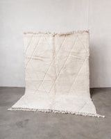 Moderner, handgefertigter Berber-Teppich aus Marokko. Beniourain-Teppich mit minimalistischem Design, natürlichem Wollflor und flauschiger Textur.