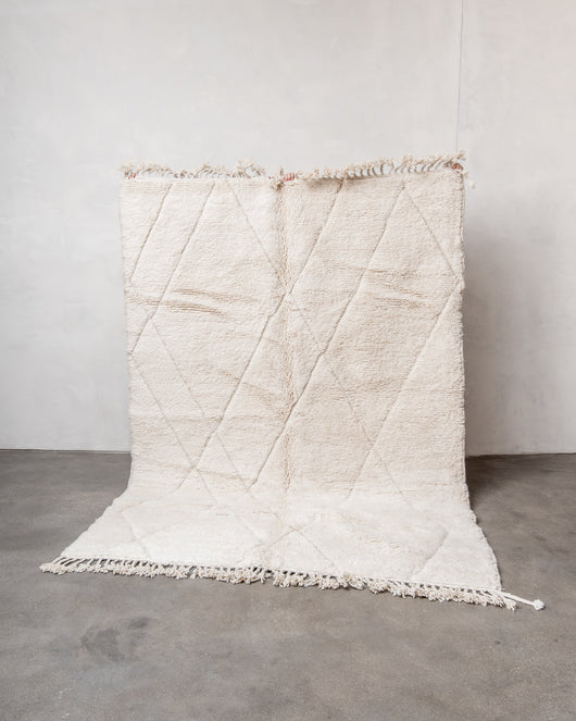 Moderner, handgefertigter Berber-Teppich aus Marokko. Beniourain-Teppich mit minimalistischem Design, natürlichem Wollflor und flauschiger Textur.