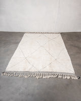Moderner, handgefertigter Berber-Teppich aus Marokko. Beniourain-Teppich mit schönen Farben und Mustern und flauschiger Wollstruktur.