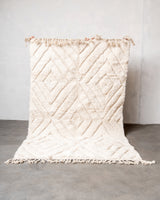 Moderner, handgefertigter Berber-Teppich aus Marokko. Beniourain-Teppich mit schönen Farben und Mustern und flauschiger Wollstruktur.