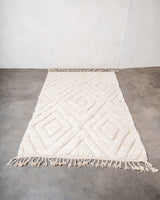 Moderner, handgefertigter Berber-Teppich aus Marokko. Beniourain-Teppich mit schönen Farben und Mustern und flauschiger Wollstruktur.