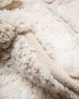 Moderner, handgefertigter Berber-Teppich aus Marokko. Beniourain-Teppich mit schönen Farben und Mustern und flauschiger Wollstruktur.
