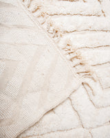 Moderner, handgefertigter Berber-Teppich aus Marokko. Beniourain-Teppich mit schönen Farben und Mustern und flauschiger Wollstruktur.