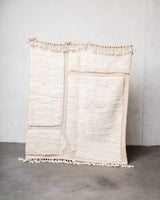 Moderner, handgefertigter Berber-Teppich aus Marokko. Beniourain-Teppich mit schönen Farben und Mustern und flauschiger Wollstruktur.