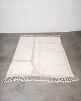 Moderner, handgefertigter Berber-Teppich aus Marokko. Beniourain-Teppich mit schönen Farben und Mustern und flauschiger Wollstruktur.