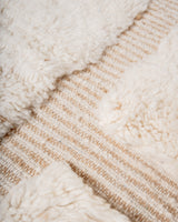 Moderner, handgefertigter Berber-Teppich aus Marokko. Beniourain-Teppich mit schönen Farben und Mustern und flauschiger Wollstruktur.