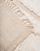 Moderner, handgefertigter Berber-Teppich aus Marokko. Beniourain-Teppich mit schönen Farben und Mustern und flauschiger Wollstruktur.