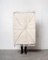 Moderner, handgefertigter Berber-Teppich aus Marokko. Beniourain-Teppich mit schönen Farben und Mustern und flauschiger Wollstruktur.