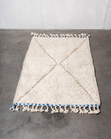 Moderner, handgefertigter Berber-Teppich aus Marokko. Beniourain-Teppich mit schönen Farben und Mustern und flauschiger Wollstruktur.