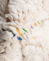 Moderner, handgefertigter Berber-Teppich aus Marokko. Beniourain-Teppich mit schönen Farben und Mustern und flauschiger Wollstruktur.