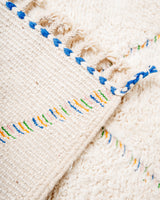 Moderner, handgefertigter Berber-Teppich aus Marokko. Beniourain-Teppich mit schönen Farben und Mustern und flauschiger Wollstruktur.