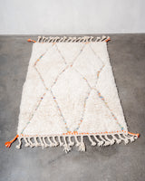 Moderner, handgefertigter Berber-Teppich aus Marokko. Beniourain-Teppich mit schönen Farben und Mustern und flauschiger Wollstruktur.