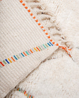Moderner, handgefertigter Berber-Teppich aus Marokko. Beniourain-Teppich mit schönen Farben und Mustern und flauschiger Wollstruktur.