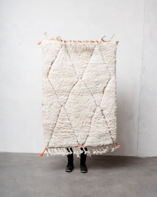 Moderner, handgefertigter Berber-Teppich aus Marokko. Beniourain-Teppich mit schönen Farben und Mustern und flauschiger Wollstruktur.