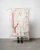 Moderner, handgefertigter Berber-Teppich aus Marokko. Beniourain-Teppich mit schönen Farben und Mustern und flauschiger Wollstruktur.