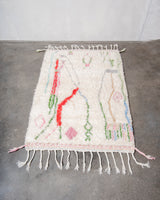 Moderner, handgefertigter Berber-Teppich aus Marokko. Beniourain-Teppich mit schönen Farben und Mustern und flauschiger Wollstruktur.