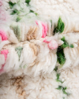 Moderner, handgefertigter Berber-Teppich aus Marokko. Beniourain-Teppich mit schönen Farben und Mustern und flauschiger Wollstruktur.