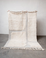 Moderner, handgefertigter Berber-Teppich aus Marokko. Beniourain-Teppich mit schönen Farben und Mustern und flauschiger Wollstruktur.