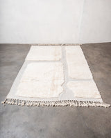 Moderner, handgefertigter Berber-Teppich aus Marokko. Beniourain-Teppich mit schönen Farben und Mustern und flauschiger Wollstruktur.