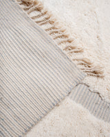 Moderner, handgefertigter Berber-Teppich aus Marokko. Beniourain-Teppich mit schönen Farben und Mustern und flauschiger Wollstruktur.