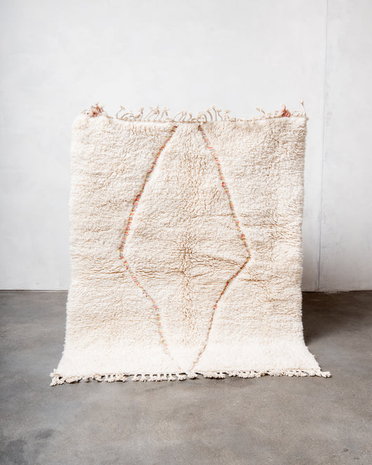 Moderner, handgefertigter Berber-Teppich aus Marokko. Beniourain-Teppich mit schönen Farben und Mustern und flauschiger Wollstruktur.