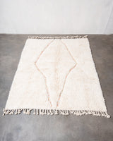 Moderner, handgefertigter Berber-Teppich aus Marokko. Beniourain-Teppich mit schönen Farben und Mustern und flauschiger Wollstruktur.