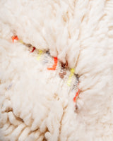 Moderner, handgefertigter Berber-Teppich aus Marokko. Beniourain-Teppich mit schönen Farben und Mustern und flauschiger Wollstruktur.