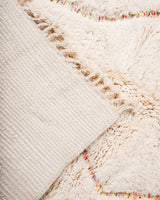 Moderner, handgefertigter Berber-Teppich aus Marokko. Beniourain-Teppich mit schönen Farben und Mustern und flauschiger Wollstruktur.