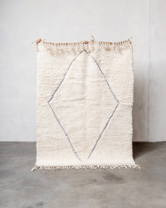 Moderner, handgefertigter Berber-Teppich aus Marokko. Beniourain-Teppich mit schönen Farben und Mustern und flauschiger Wollstruktur.