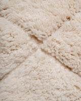 Moderner, handgefertigter Berber-Teppich aus Marokko. Beniourain-Teppich mit minimalistischem Design, natürlichem Wollflor und flauschiger Textur.