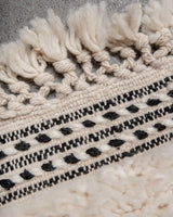 Moderner, handgefertigter Berber-Teppich aus Marokko. Beniourain-Teppich mit minimalistischem Design, natürlichem Wollflor und flauschiger Textur.