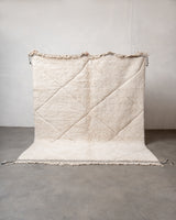 Moderner, handgefertigter Berber-Teppich aus Marokko. Beniourain-Teppich mit minimalistischem Design, natürlichem Wollflor und flauschiger Textur.