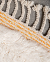Moderner, handgefertigter Berber-Teppich aus Marokko. Beniourain-Teppich mit schönen Farben und Mustern und flauschiger Wollstruktur.
