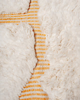 Moderner, handgefertigter Berber-Teppich aus Marokko. Beniourain-Teppich mit schönen Farben und Mustern und flauschiger Wollstruktur.