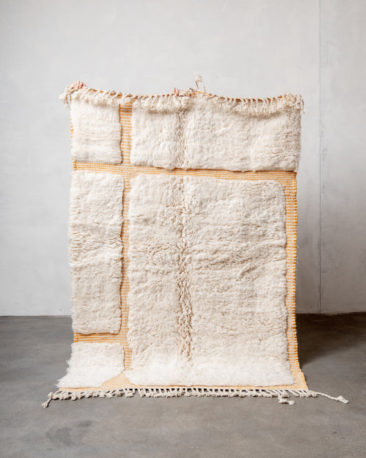 Moderner, handgefertigter Berber-Teppich aus Marokko. Beniourain-Teppich mit schönen Farben und Mustern und flauschiger Wollstruktur.