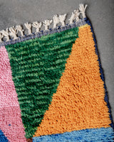 Moderner, handgefertigter Berber-Teppich aus Marokko. Beniourain-Teppich mit schönen Farben und Mustern und flauschiger Wollstruktur.