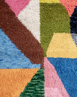 Moderner, handgefertigter Berber-Teppich aus Marokko. Beniourain-Teppich mit schönen Farben und Mustern und flauschiger Wollstruktur.