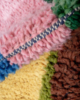 Moderner, handgefertigter Berber-Teppich aus Marokko. Beniourain-Teppich mit schönen Farben und Mustern und flauschiger Wollstruktur.