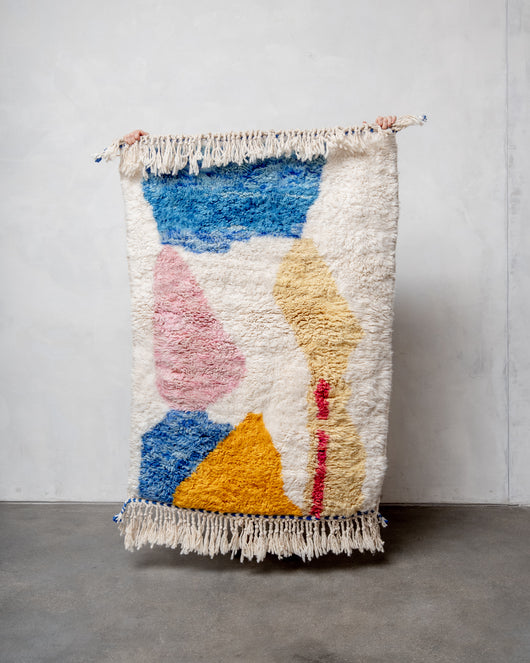 Moderner, handgefertigter Berber-Teppich aus Marokko. Beniourain-Teppich mit schönen Farben und Mustern und flauschiger Wollstruktur.