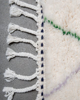 Moderner, handgefertigter Berber-Teppich aus Marokko. Beniourain-Teppich mit schönen Farben und Mustern und flauschiger Wollstruktur.