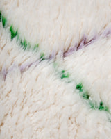 Moderner, handgefertigter Berber-Teppich aus Marokko. Beniourain-Teppich mit schönen Farben und Mustern und flauschiger Wollstruktur.