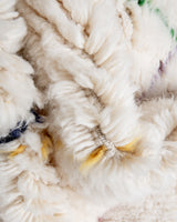 Moderner, handgefertigter Berber-Teppich aus Marokko. Beniourain-Teppich mit schönen Farben und Mustern und flauschiger Wollstruktur.