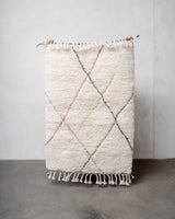 Moderner, handgefertigter Berber-Teppich aus Marokko. Beniourain-Teppich mit schönen Farben und Mustern und flauschiger Wollstruktur.