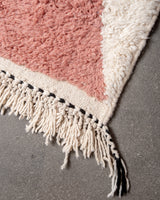 Moderner, handgefertigter Berber-Teppich aus Marokko. Beniourain-Teppich mit schönen Farben und Mustern und flauschiger Wollstruktur.