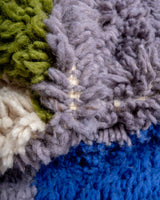 Moderner, handgefertigter Berber-Teppich aus Marokko. Beniourain-Teppich mit schönen Farben und Mustern und flauschiger Wollstruktur.