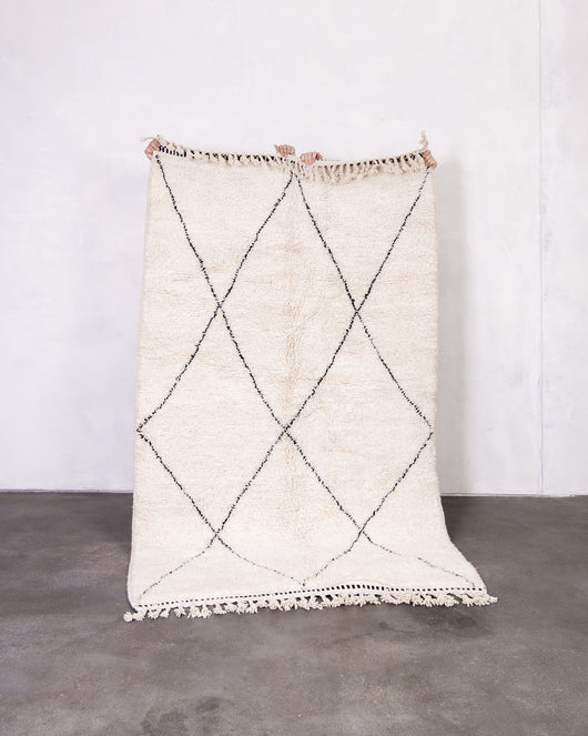 Moderner Designer handgefertigter Berber Teppich aus Marokko Beniourain mit schönen Farben und Mustern