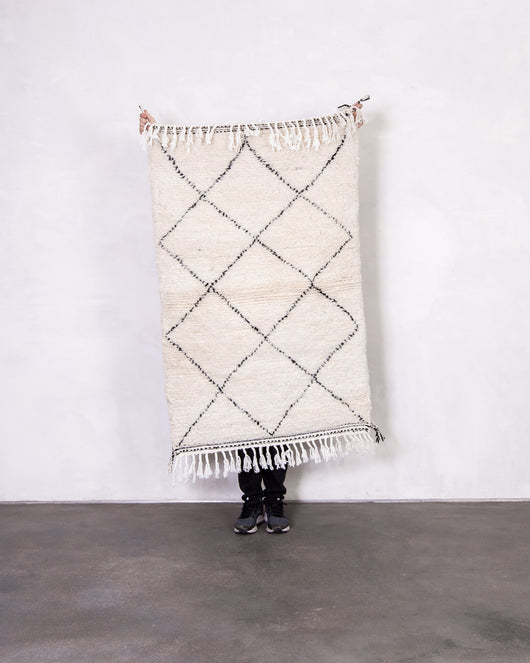 Moderner Designer handgefertigter Berber Teppich aus Marokko Beniourain mit schönen Farben und Mustern