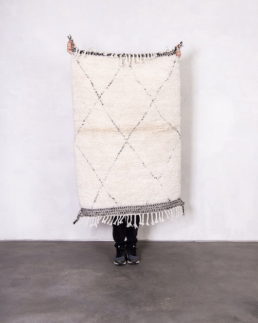 Moderner Designer handgefertigter Berber Teppich aus Marokko Beniourain mit schönen Farben und Mustern