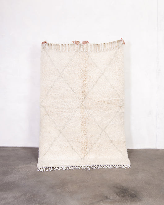 Moderner Designer handgefertigter Berber Teppich aus Marokko Beniourain mit schönen Farben und Mustern