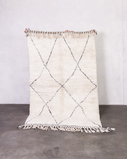 Moderner Designer handgefertigter Berber Teppich aus Marokko Beniourain mit schönen Farben und Mustern